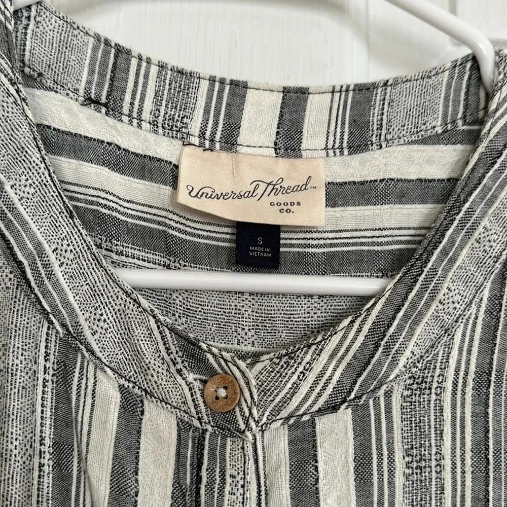 Universal Thread Romper Size Small - Picture 3 of 3